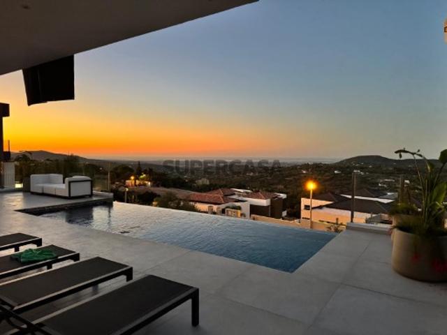Contemporary Living with Panoramic Sea Views in Santa Bárbara de Nexe