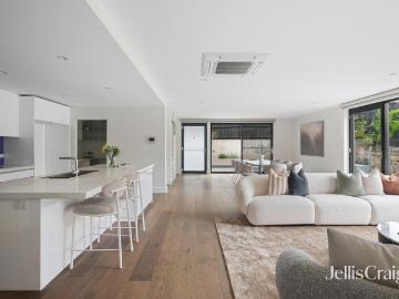 Contemporary living with rooftop city views