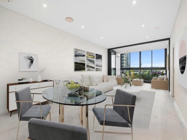Contemporary Living with Water Views and Exceptional Lifestyle Appeal