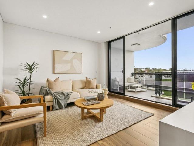 Contemporary 'Lighthouse' Living, In A Cosmopolitan Convenience with Lift