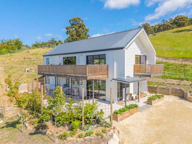 Contemporary Luxury Meets the Charm of the Huon Valley