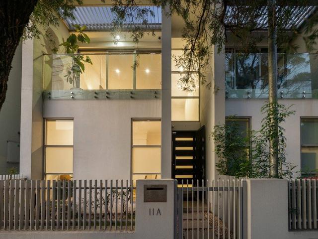 Contemporary Luxury Metres from Sydney Park & King Street