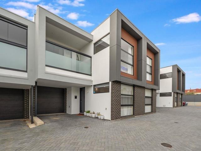 Contemporary Luxury Overlooking Urban Reserve!
