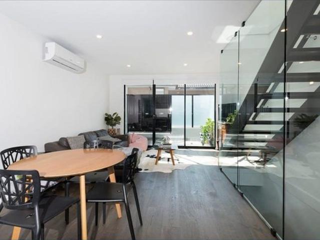 CONTEMPORARY LUXURY ACROSS THREE LIGHT FILLED LEVELS