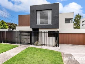 Contemporary Luxury and Effortless Living in a Prime Setting