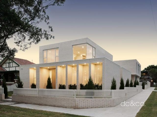 Contemporary luxury entertainer in an Elite Bayside Pocket