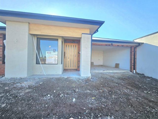 Contemporary Luxury Family Home in Thornhill Park Brand New 4 beds/3 bath /2 Living
