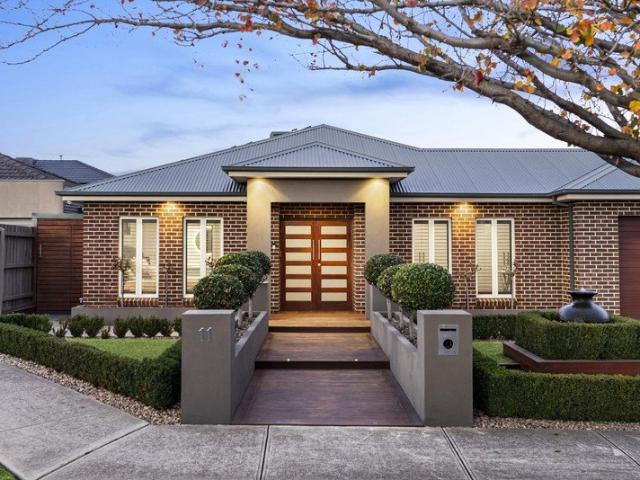 Contemporary Luxury in One of Taylors Hill's Finest Tree Lined Locations!