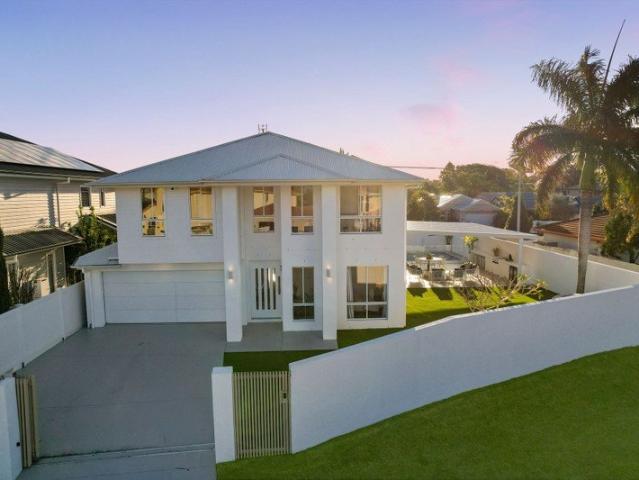 Contemporary Luxury in Clear Island Waters