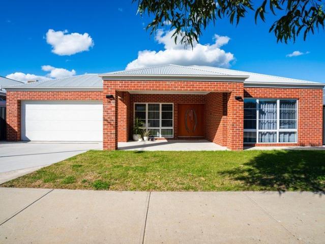 Contemporary Luxury in Prestigious Somerset Rise
