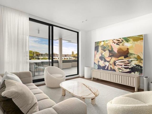 Contemporary Luxury in the Heart of Hampton