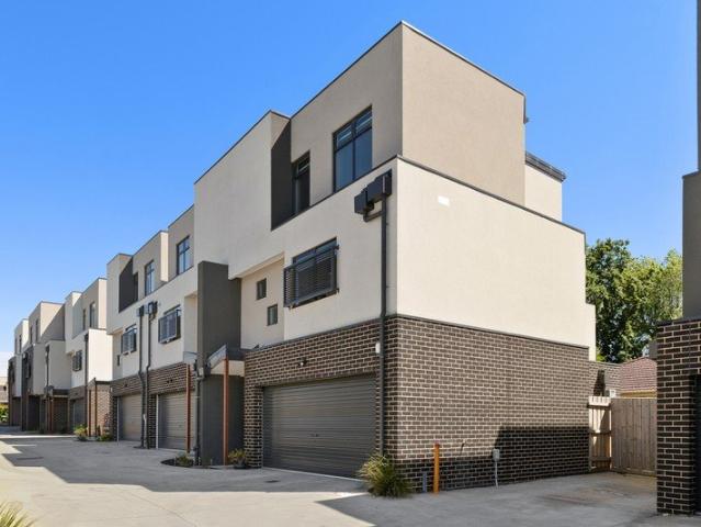 Contemporary Luxury Living in a Peaceful Boronia Setting