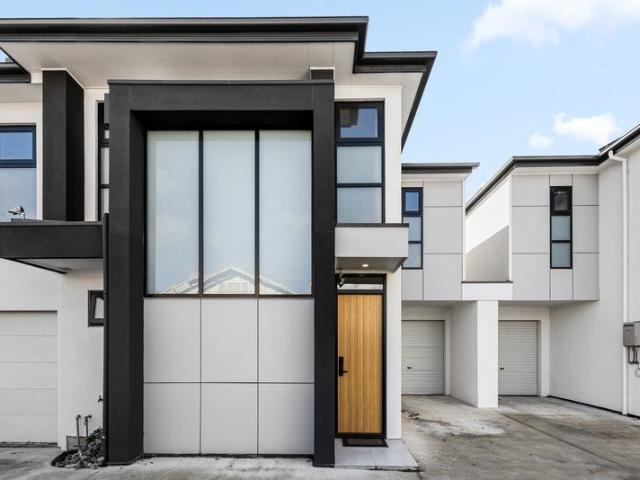 CONTEMPORARY LUXURY TOWNHOUSE LIVING WITH DESIGNER FINISHES