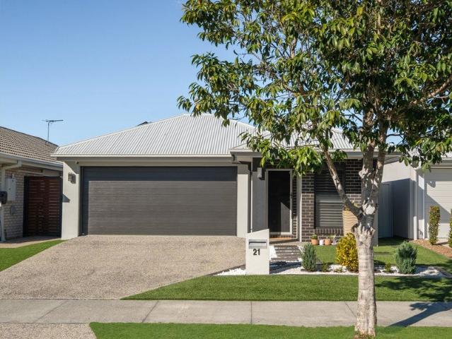 Contemporary Luxury with Effortless Low Maintenance Living!