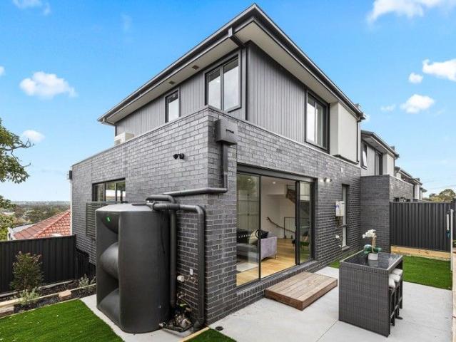 CONTEMPORARY MODERN LIVING WITH VIEWS & AN EXTRA LARGE COURTYARD