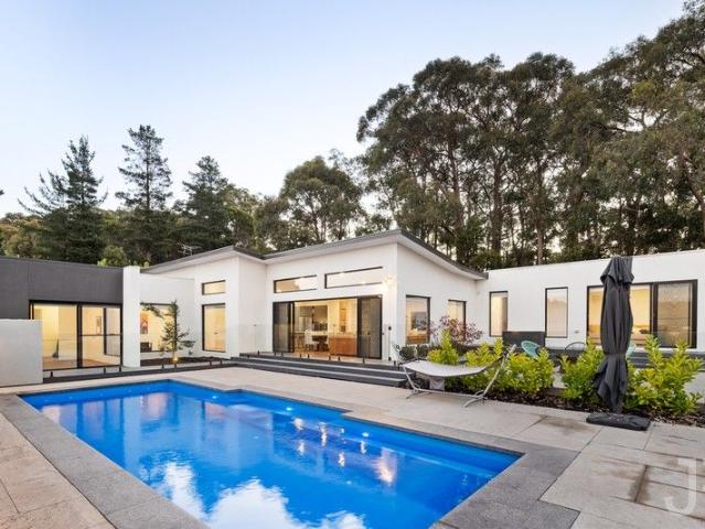 Contemporary Masterpiece in Beaconsfield Upper