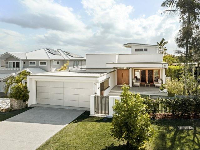 Contemporary meets Character on an elavated 617m2 with City Views!