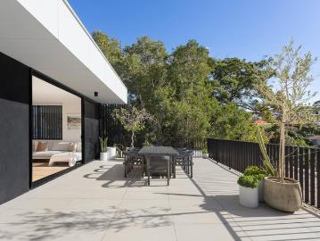 Contemporary North Facing Apartment With Oversized Courtyard On Title