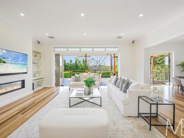 Contemporary North Facing Family Home with Gardening Included