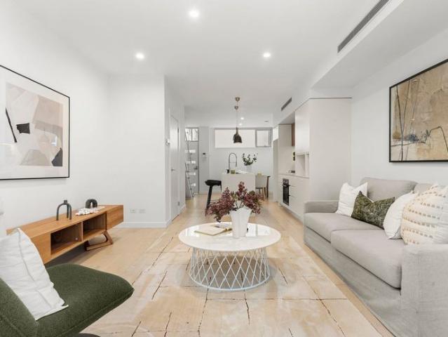 Contemporary North Facing Townhouse in Boutique Complex