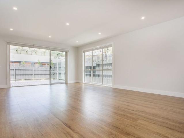 Contemporary New Beachside Townhouse / Room Share or Family Home!