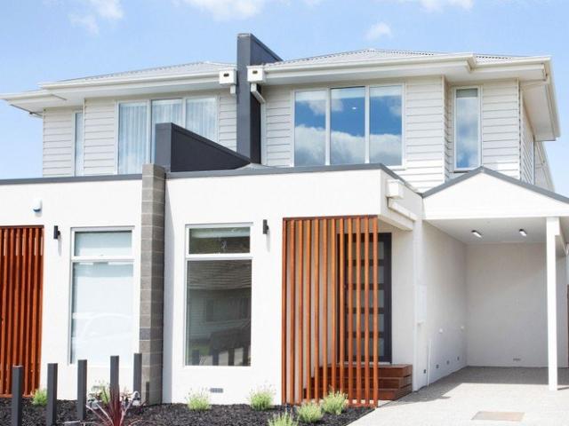 Contemporary New Beachside Townhouse / Room Share or Family Home!