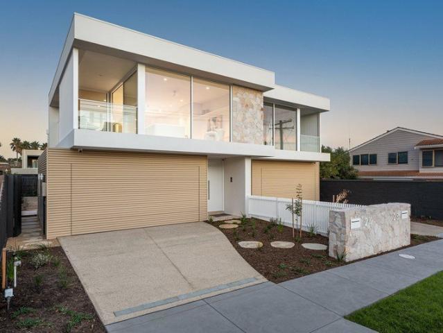Contemporary New Beachside Luxury Bay Views, Lift & wired for EV