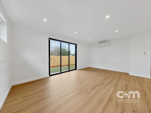 Contemporary Near New 3 Bedroom Townhouse