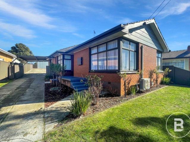 CONTEMPORARY SEBASTOPOL HOME LIGHT FILLED & READY TO ENJOY