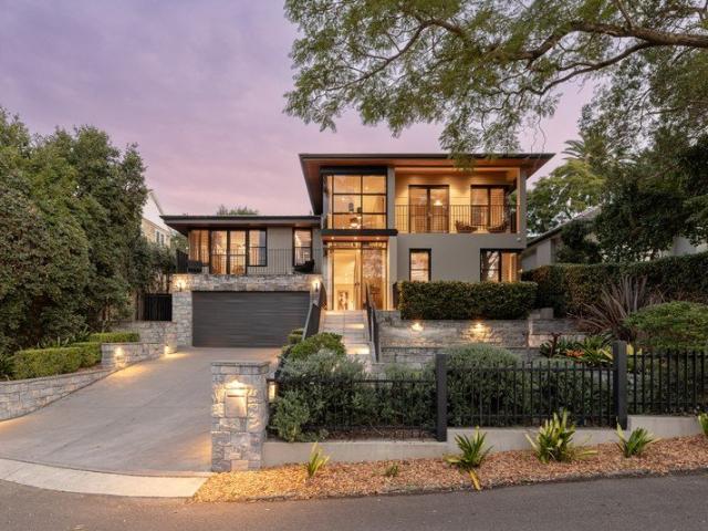 Contemporary showpiece and large scale entertainer