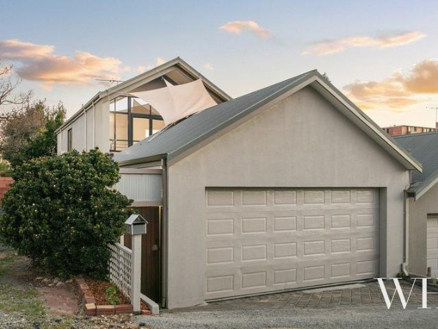 Contemporary, Sleek & Stylish in Leafy Laneway Setting