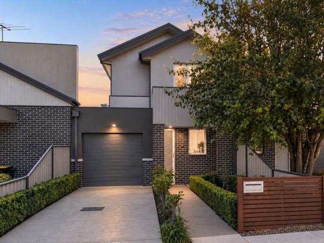 Contemporary Space, Comfort & Easy Indoor Outdoor Living