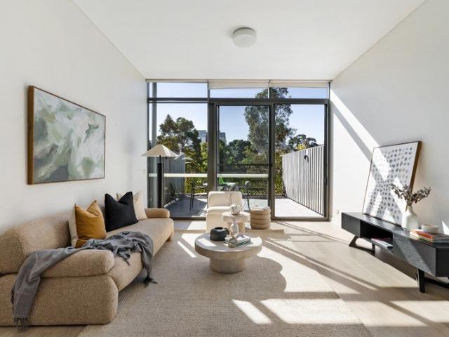 Contemporary split level retreat in 'Otto'