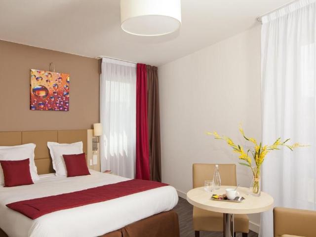 Contemporary Studio with Free WiFi in Nanterre: Explore La Défense and Beyond