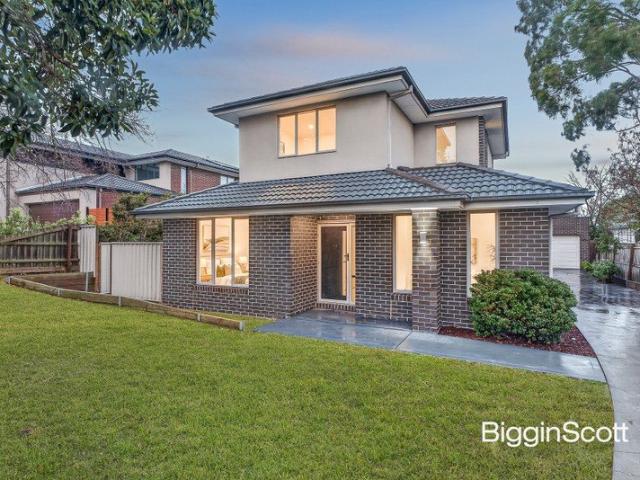 CONTEMPORARY STYLE AND SPACE IN BRENTWOOD SECONDARY ZONE!