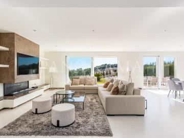 Contemporary style frontline golf villa in Paraíso Alto