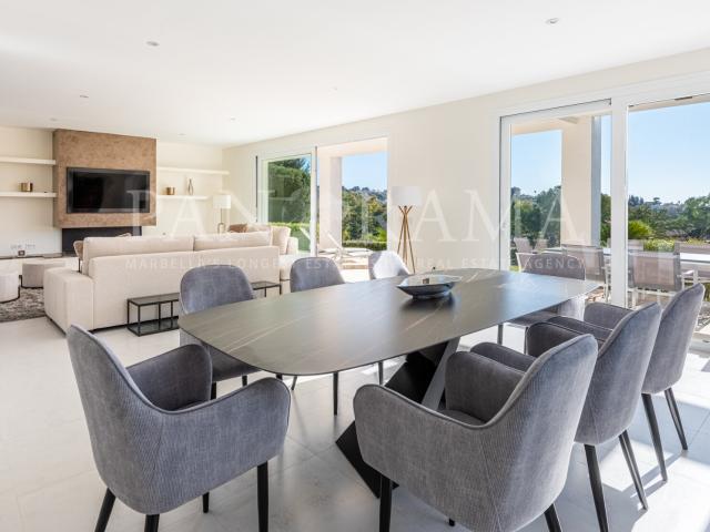 Contemporary style frontline golf villa in Paraíso Alto