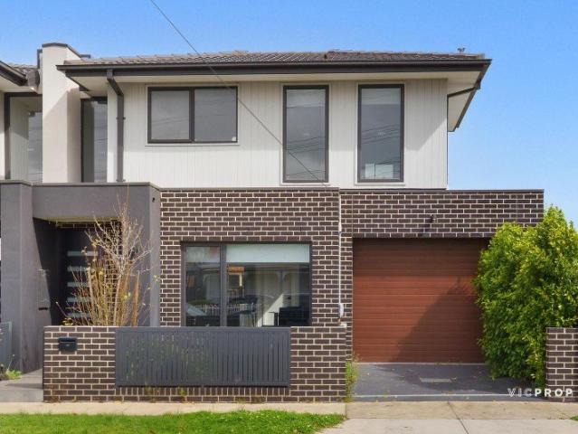 Contemporary Style in the Heart of Sunshine