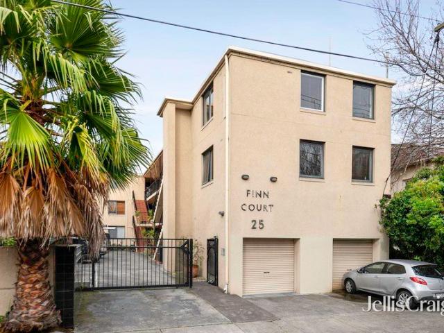 Contemporary Style just metres to the Beach