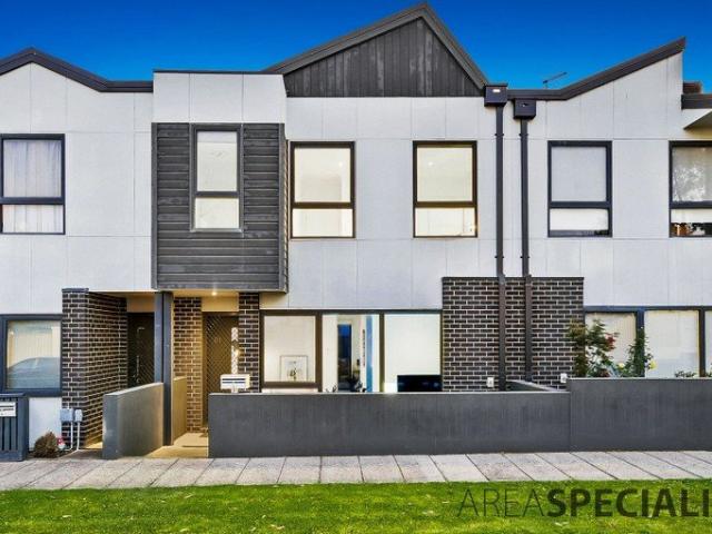 Contemporary Style, Low Maintenance Living & Exceptional Convenience