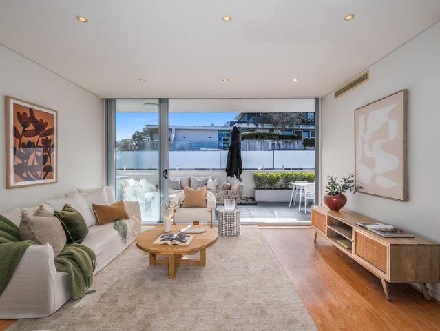 Contemporary style meets sunny outdoor living