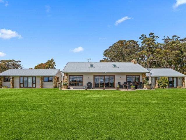 Contemporary style rural retreat FULLY FURNISHED