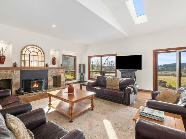 Contemporary style rural retreat FULLY FURNISHED