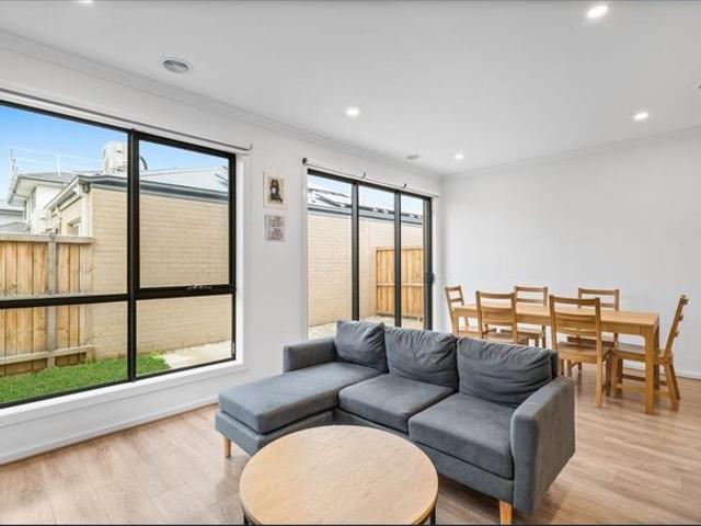 Contemporary Style with Effortless Appeal