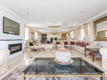 Contemporary style villa on a large plot with sea views in Elviria