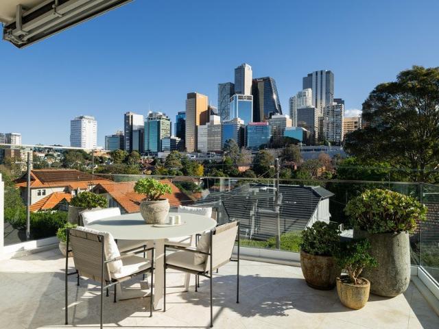 Contemporary retreat with lift / exclusive harbour side position