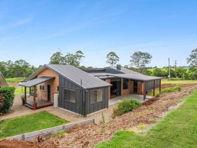 Modern Maleny Living with Space, Style and Convenience!