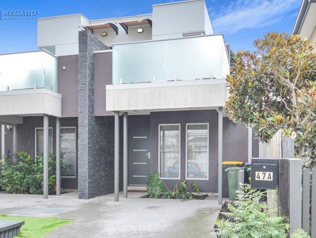 Contemporary Richmond Living Near Victoria Gardens