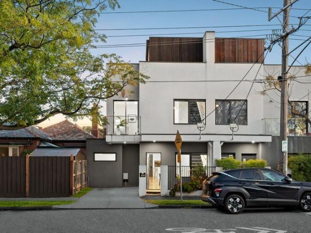 Contemporary Richmond Living with a Rooftop Retreat