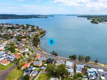 Contemporary Waterfront Living with Stunning Lake Macquarie Vistas